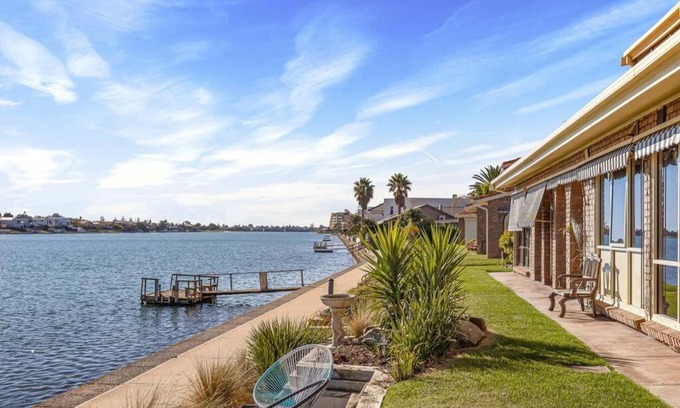 West Lakes House | Lakeside Mews