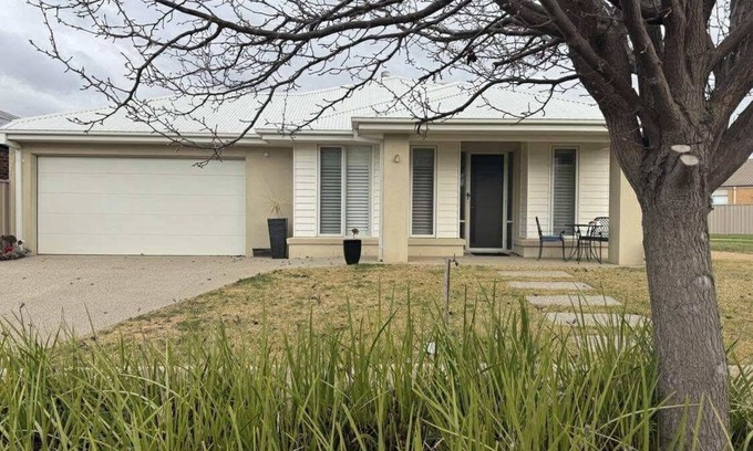 Nagambie House | Lakeside Nagambie: 4 BR, 2 BA House in nagambie, Sleeps 8