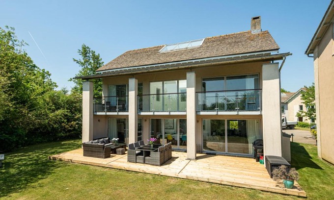 Cirencester House | Lakeside property with spa on a nature reserve Butterfly Sound CW10