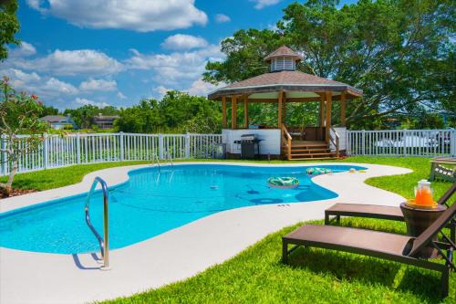 Largo Villa | Lakeside Retreat-4plex Sleeps 20