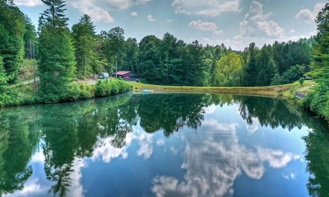 Ellijay Cabin | Lakeside Retreat: Explore 35 Acres of wilderness and Private Lake! Hot tub