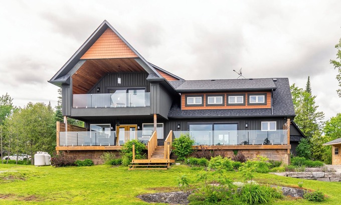 Trent Lakes House | Lakeside Summer Sanctuary on Little Bald Lake