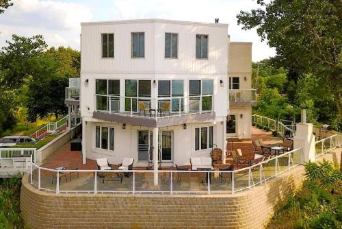 Miller Beach Villa | Lakeside Villa with a Hot Tub and Amazing Views on Lake Michigan, Indiana