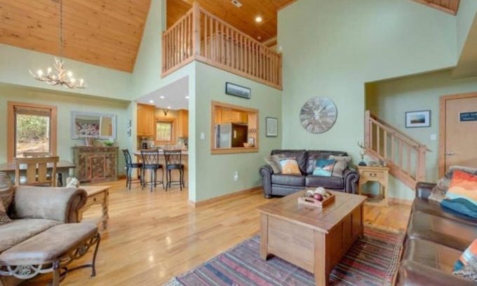 Charter Hills House | Lakeside w/hot tub, porch, pool table, fireplace, 2 king suites 1mile to resort