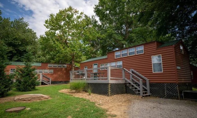 Cadiz Cottage | Lakeview 2BR with Loft - Dog Friendly
