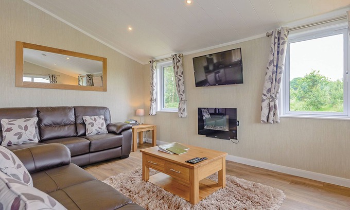 Woodhall Spa Ski Chalet | Lakeview 3 Pet Friendly