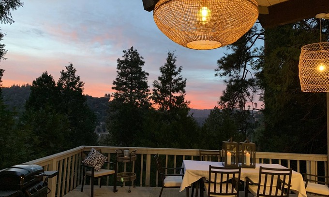 Crestline Cabin | Lakeview cabin close to lake and town.
