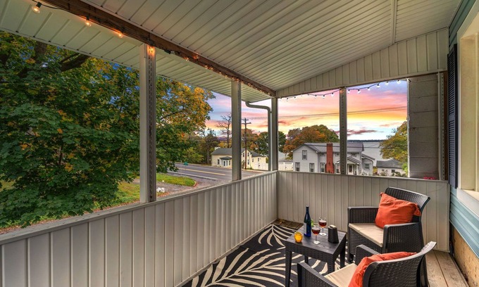 Union Springs House | Lakeview Getaway on Cayuga Wine Trail ~Fully Fenced Yard, 2 King Beds, Sunsets~