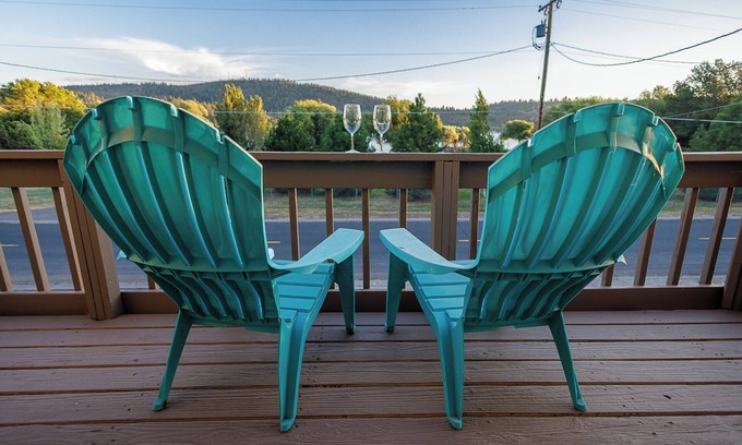Altamont House | Lakeview Haven House in Klamath Falls - Family-sized house with board game
