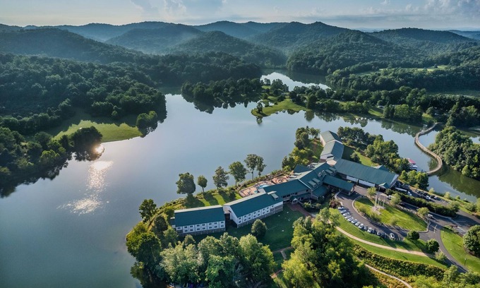 Roanoke Cabin | Lakeview Room | King + Sofa | Pets Allowed