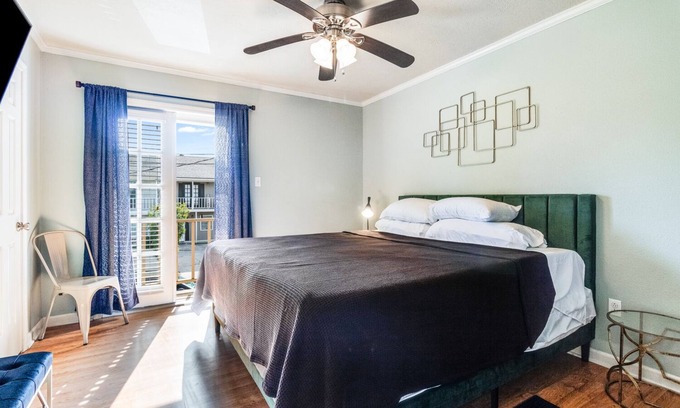 Lafayette House | LALALAND -2 master suites, king bed, comfort & location “No chores” at checkout