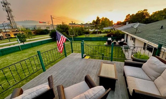 Green Bay House | Lambeau Field House - Walk to Stadium & Resch Center!