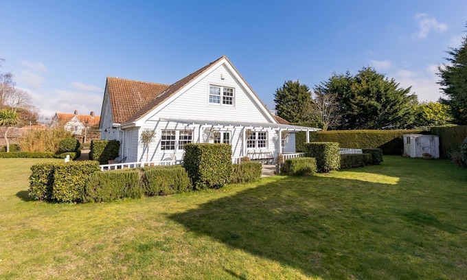 Walberswick Cottage | Lampland House - a cottage that sleeps 6 guests in 3 bedrooms