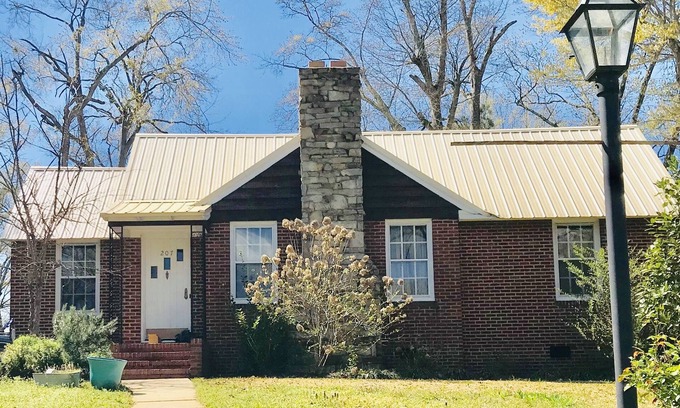 Starkville House | Lamplight Cottage, easy walk to Main Street!