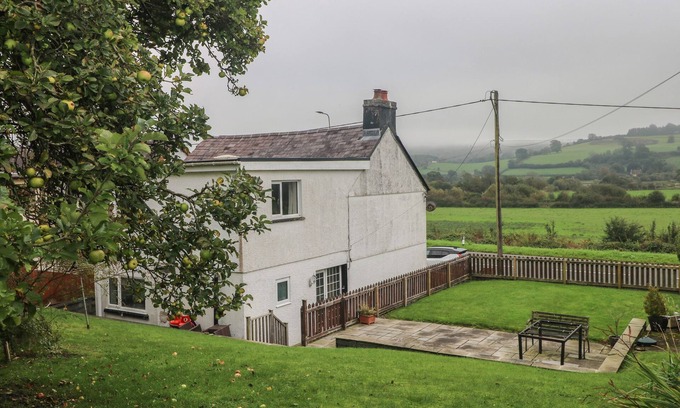 Pentrefelin Cottage | LANDEG, pet friendly, with a garden in Llandeilo