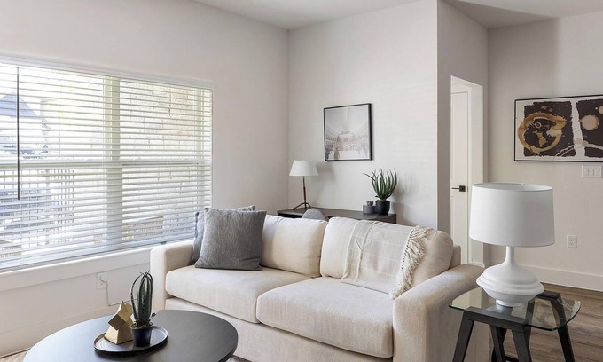 Venus Apartment | Landing | Beautiful 2BD, Clubhouse, Pool