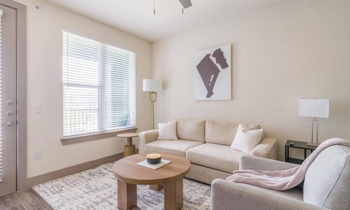 Conroe Apartment | Landing | Chic 1BD, Gym, Pool