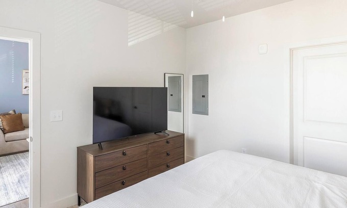 Madison Apartment | Landing | Incredible 1BD, Pool, Gym