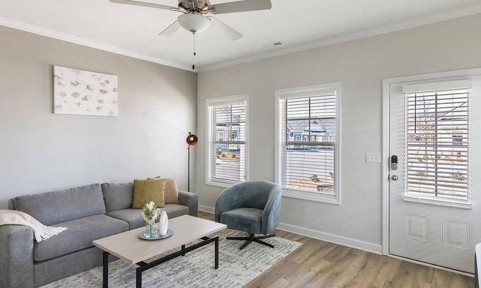Huntsville Apartment | Landing | Modern 1BD, Gym, Pool