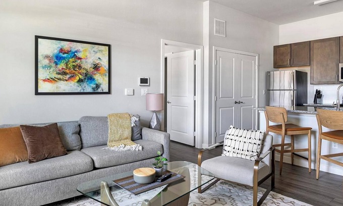 Dallas Apartment | Landing | Modern 1BD, Gym, Pool