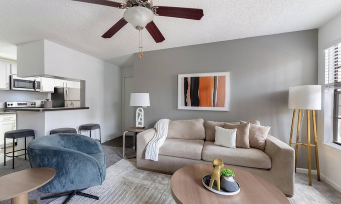 Sunbeam Apartment | Landing | Modern 1BD, Gym, Tennis Court