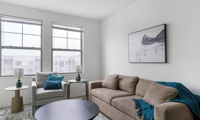 Richmond Apartment | Landing | Spectacular 2BD, Gym