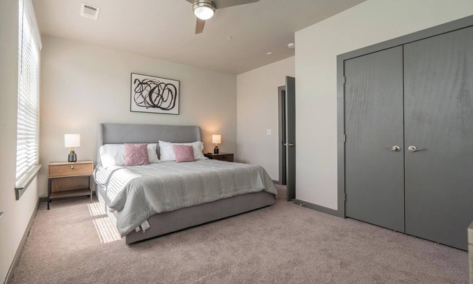 Tobin Hill Apartment | Landing | Stunning 2BD, Courtyard, Gym