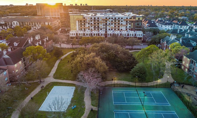 Houston Apartment | Landing | Stunning 2BD, Gym, Tennis Court