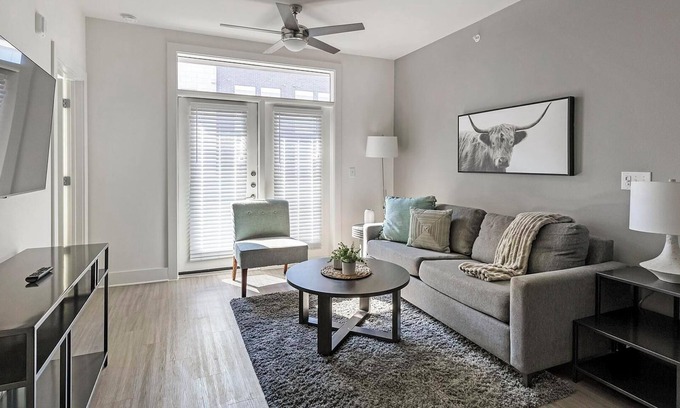 Fort Worth Apartment | Landing | Stunning 2BD, Courtyard, Clubhouse