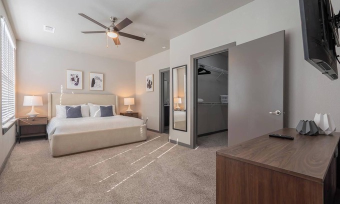 Tobin Hill Apartment | Landing | Stunning 3BD, Courtyard, Clubhouse