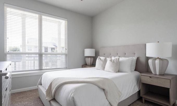 Buda Apartment | Landing | Stylish 1BD, Clubhouse, Pool