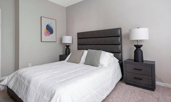 Briarforest Apartment | Landing | Stylish 1BD, Gym, Pool