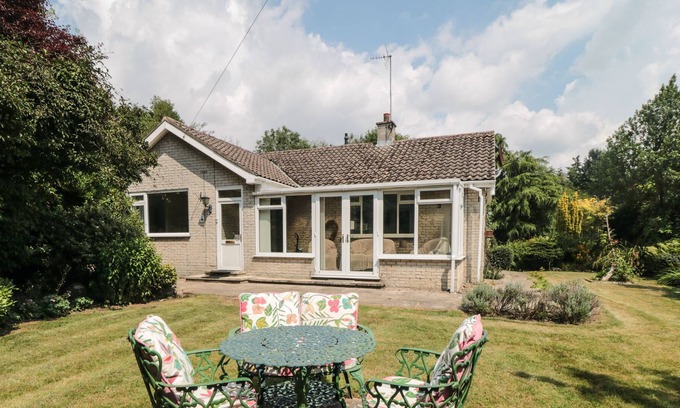 Nawton Cottage | LANE END, family friendly, with a garden in Nawton