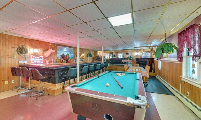 Lanesville House | Lanesville Home w/Pool Table, Bar & Deck!