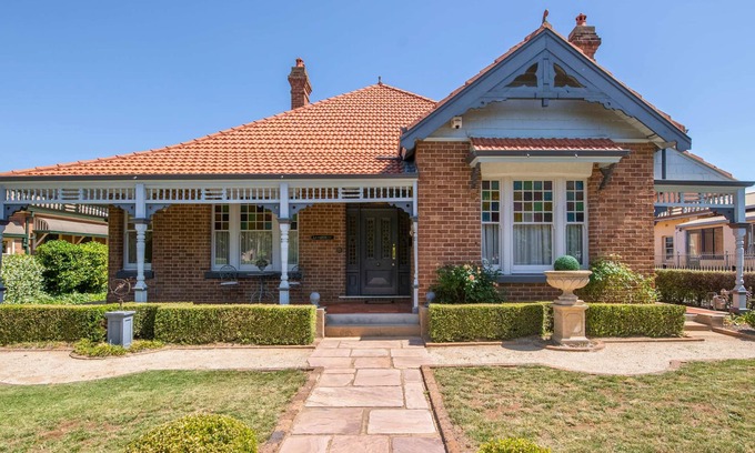 Orange House | Lansdowne - Grand Byng St Heritage Home in CBD
