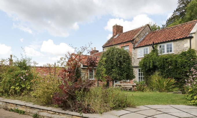 Glastonbury Cottage | LANTERN COTTAGE, family friendly, with open fire in Glastonbury