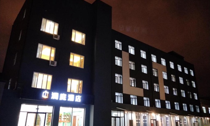 Xincheng District Hotel | Lantern Hotel