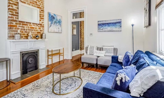 Central Carrollton Association Apartment | Lapis Lodge King Size bed Near Street Car Line