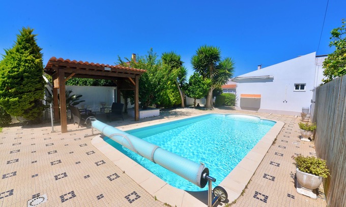Mouraria House | Laranjeira - House with garden and private pool, parking and Wi-Fi