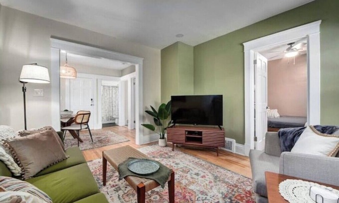 Cleveland House | Larchmere Classic Retreat ~ 8 mins to Cleveland Clinic ~ 5 mins to Case Western