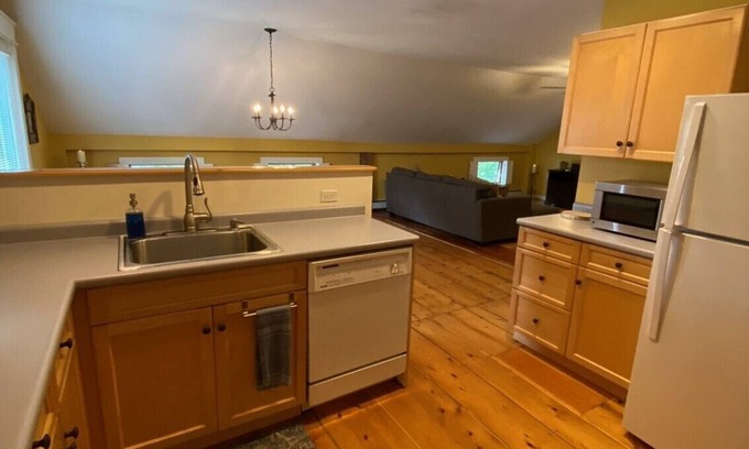 Jeffersonville Apartment | Large 1 bedroom Apartment on Main Street in Jeffersonville.