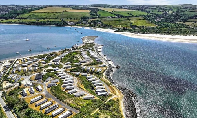 Cardigan House | Large 12ft-wide caravan with one double with en suite W.