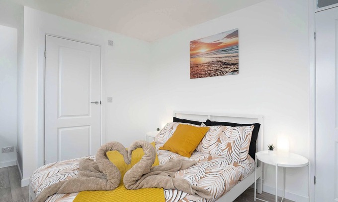 Lincoln House | Large 3 Bed House - Parking