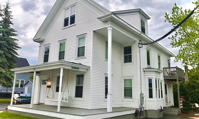 Old Orchard Beach House | Large 5 Bedroom Home. 5-7 Minute Walk to the Beach. No Cleaning Fee.