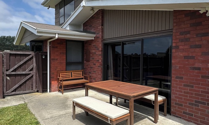 Harewood House | Large 5 Bedroom home 10mins to Christchurch airport. Wheelchair facilities