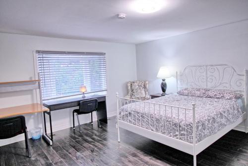 Thornhill House | Large and beautiful master room with private bathroom