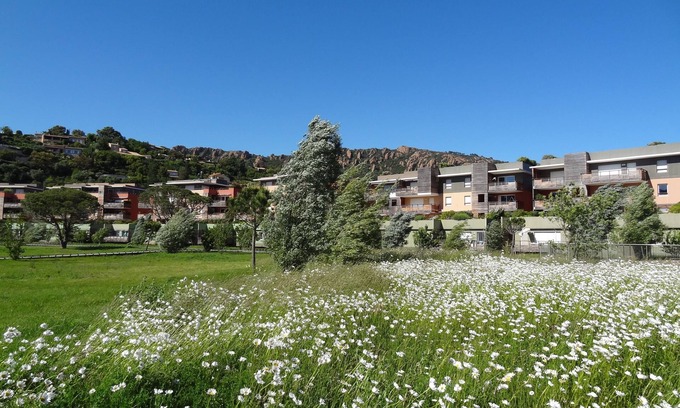 Agay Apartment | Large apartment for 6 people, swimming pool, park, beach 200m away