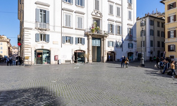 Rione VII Regola Apartment | Large apartment view of Campo Dei Fiori total up to 8 + 2 people