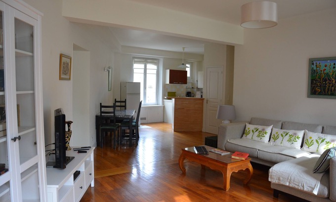 Intra Muros Apartment | LARGE BRIGHT APARTMENT IN THE HEART ISCED CORSAIR "Intramural"