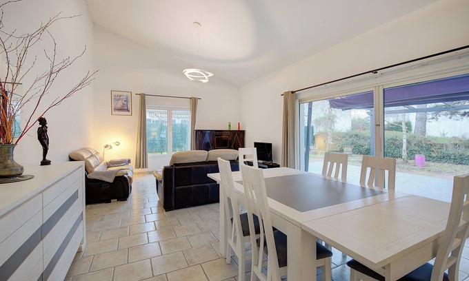 Tours House | Large bright house for 6 people - Enclosed courtyard for 3 vehicles - Terrace